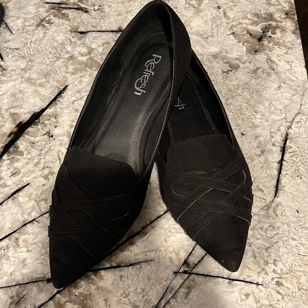 Refresh closed pointed toe flats, size 7.5 Black